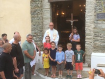 devant la porte de la chapelle - photo jpg@